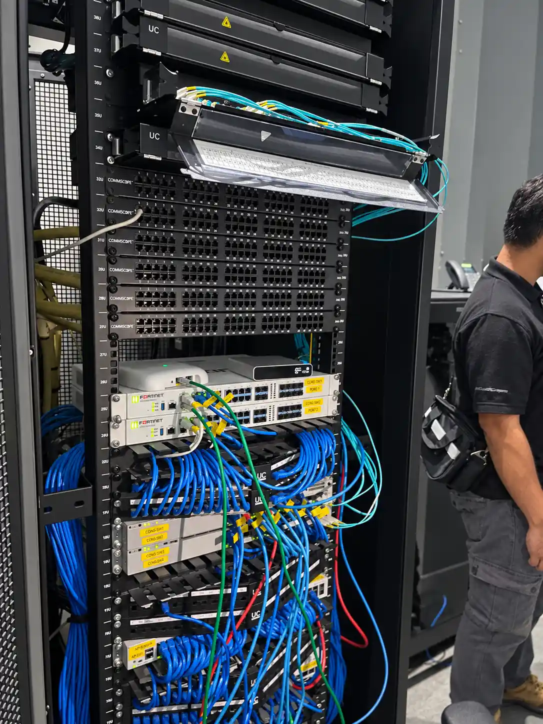 ออกแบบและติดตั้งระบบ Network Infrastructure สำหรับสำนักงาน โรงงาน Data Center และองค์กรหลายสาขา ครอบคลุม LAN, WAN, Switching, Routing, Enterprise WiFi, SD-WAN และ Fiber Optic Infrastructure